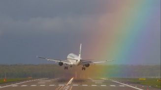 Fantastisch: Flugzeug landet am Ende des Regenbogens