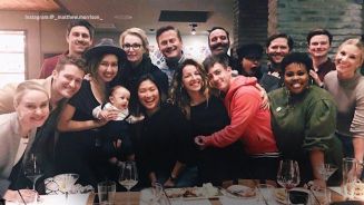 Babypinkeln: Das Team von ‚Glee‘ feiert zusammen