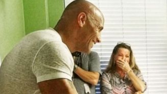 Bewegend: Dwayne Johnson besucht Kinderkrankenhaus