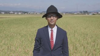 Stylischer Bauer: Japaner mit Anzug auf dem Feld