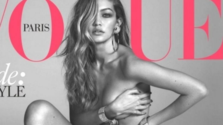 Nur mit Parfum: Gigi Hadid braucht keine Kleidung
